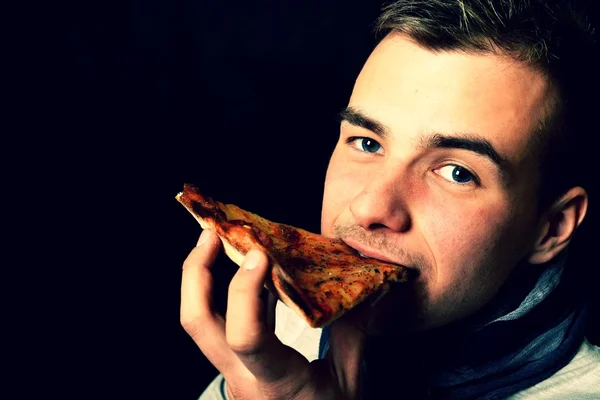 若い男が食べるピザ — ストック写真