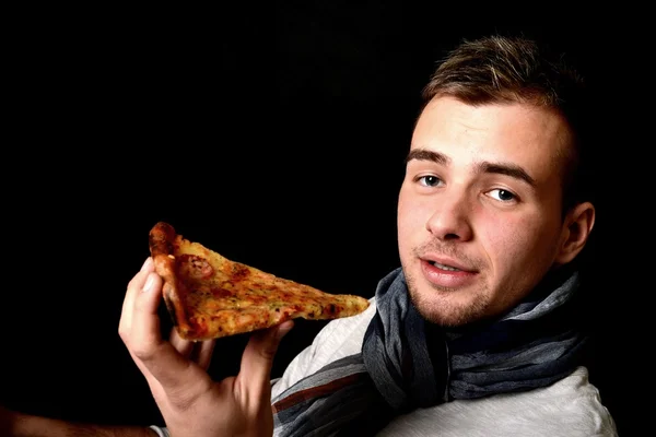 Ung man äta pizza — Stockfoto
