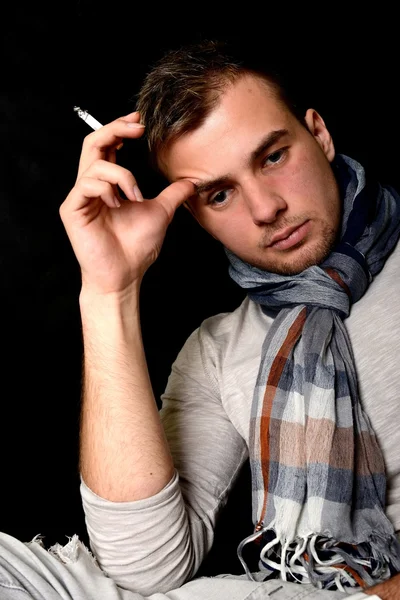 Jeune homme fumant une cigarette — Photo