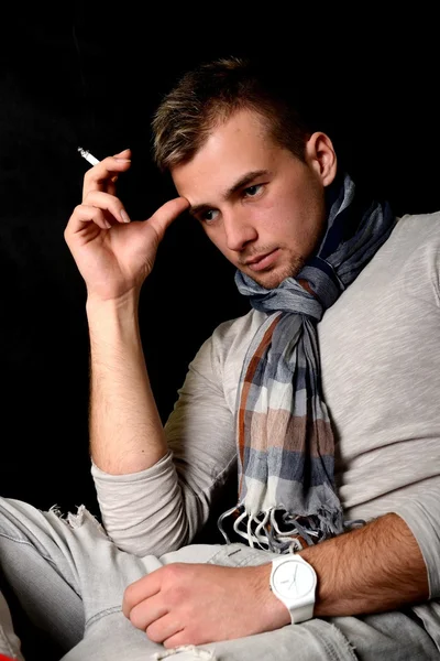 Νεαρός άνδρας που καπνίζει ένα τσιγάρο — Φωτογραφία Αρχείου