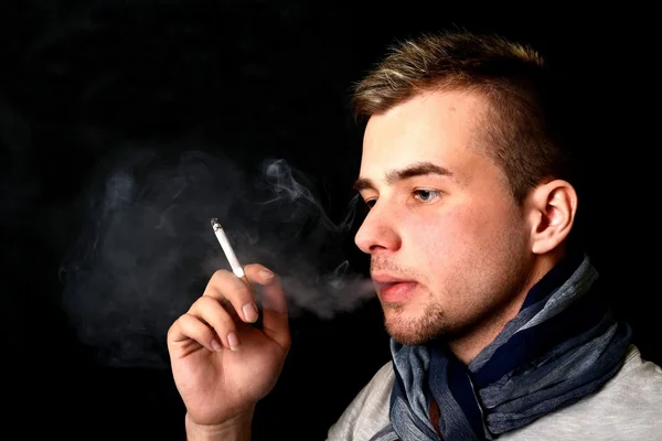 抽着香烟的年轻人 — 图库照片