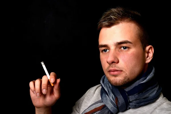 Ung man röka en cigarett — Stockfoto