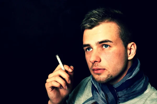 Jeune homme fumant une cigarette — Photo