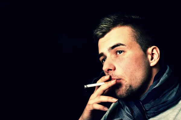Joven fumando un cigarrillo — Foto de Stock