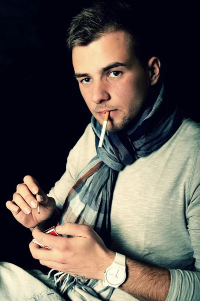 Молодой человек курит сигарету — стоковое фото