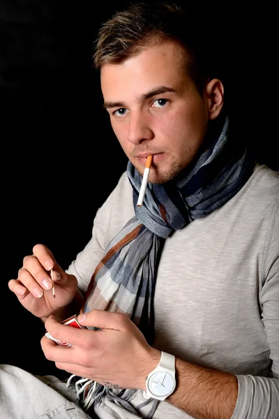 Joven fumando un cigarrillo — Foto de Stock