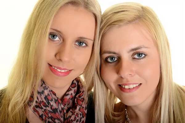 Portrait de deux jeunes femmes blondes — Photo