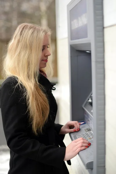 A menina saca dinheiro em dinheiro ATM — Fotografia de Stock