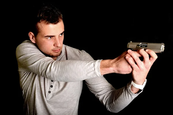 Jeune homme avec arme à feu — Photo