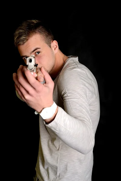Jeune homme avec arme à feu — Photo