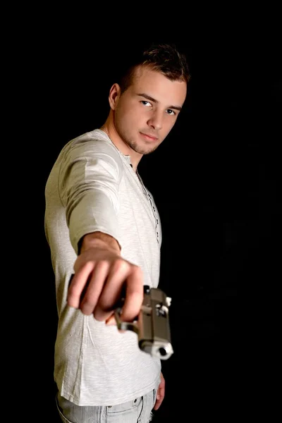 Jeune homme avec arme à feu — Photo