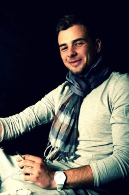 genç adam bir sigara