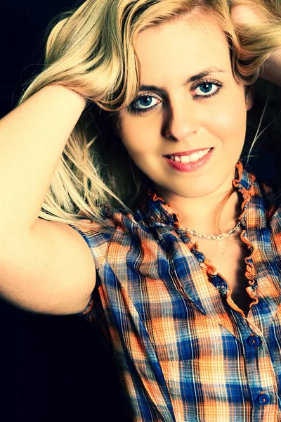 Blond tjej. blond kvinna med blå ögon. friska långa blonda hår. Hårförlängning — Stockfoto