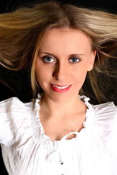 Ragazza bionda. Donna bionda con gli occhi azzurri. Capelli biondi lunghi e sani. Estensione capelli — Foto Stock