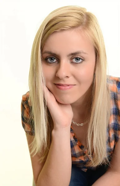 Ragazza bionda. Donna bionda con gli occhi azzurri. Capelli biondi lunghi e sani. Estensione capelli — Foto Stock