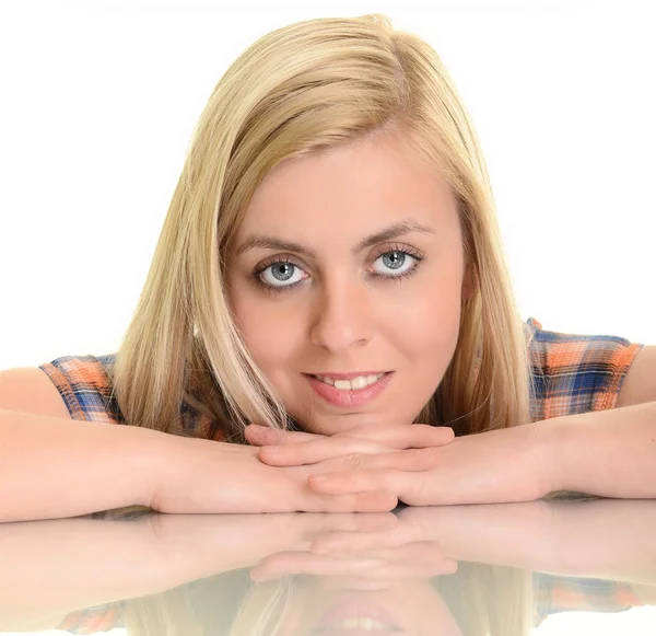 Ragazza bionda. Donna bionda con gli occhi azzurri. Capelli biondi lunghi e sani. Estensione capelli — Foto Stock