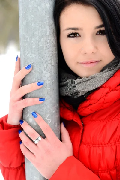 Menina bonita desfrutando da temporada de inverno — Fotografia de Stock