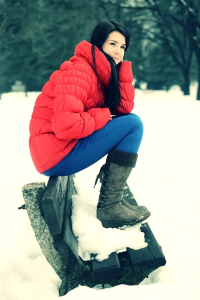 Όμορφη κοπέλα, απολαμβάνοντας τη χειμερινή περίοδο — Φωτογραφία Αρχείου