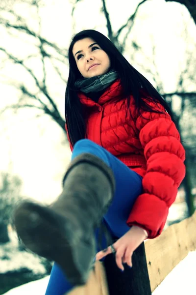 Vacker flicka njuter av vintern — Stockfoto
