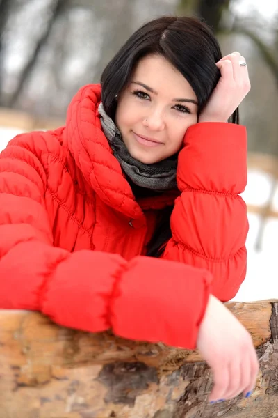 Schöne Mädchen genießen die Wintersaison — Stockfoto