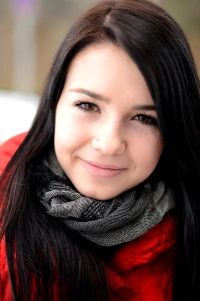 Menina bonita desfrutando da temporada de inverno — Fotografia de Stock