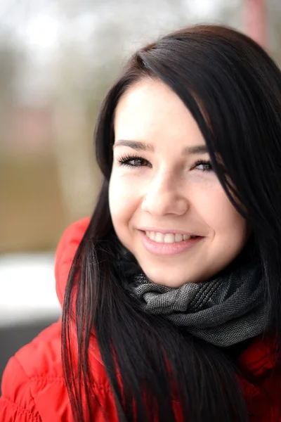 Menina bonita desfrutando da temporada de inverno — Fotografia de Stock