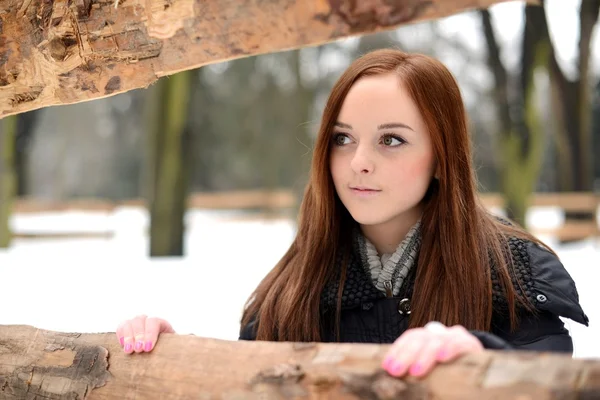 Ung kvinna nära stängslet — Stockfoto