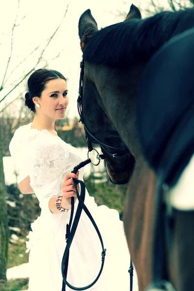 Noiva com um cavalo — Fotografia de Stock