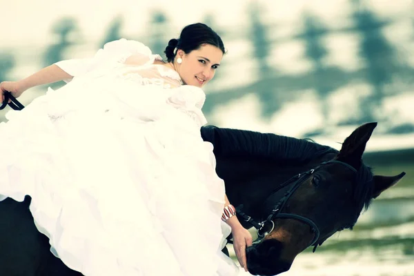 Novia con un caballo — Foto de Stock