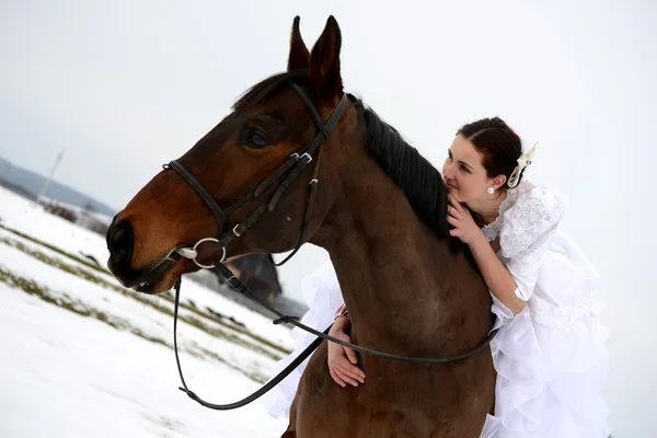Novia con un caballo — Foto de Stock