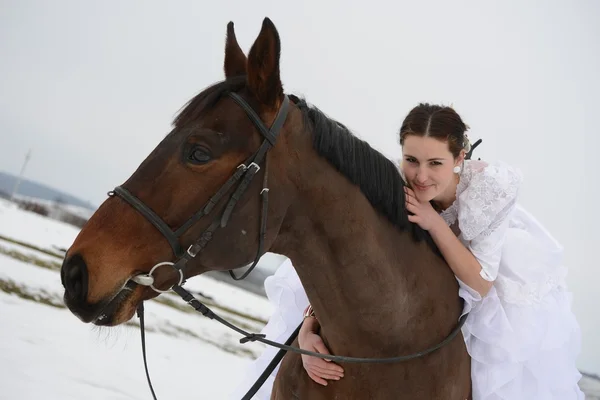 Braut mit Pferd — Stockfoto