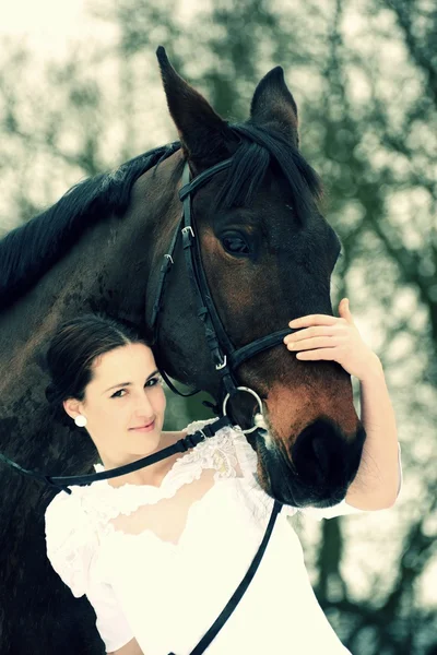 Novia con un caballo — Foto de Stock