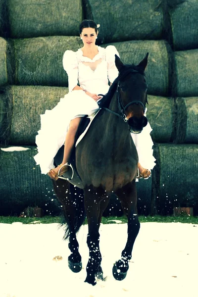 Braut mit Pferd — Stockfoto