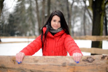 çitin yanında genç bir kadın