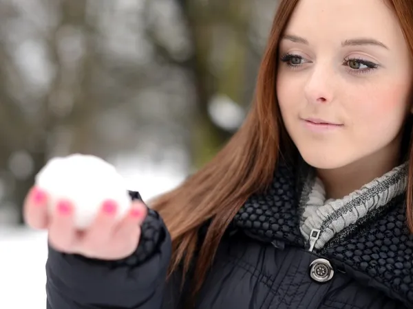 Mooi meisje genieten van het winterseizoen — Stockfoto