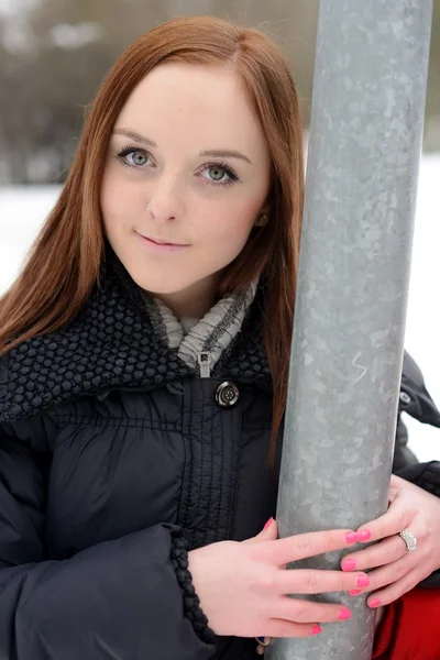 겨울 시즌을 즐기고 아름 다운 소녀 — 스톡 사진