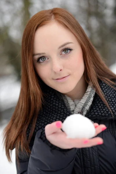 Mooi meisje genieten van het winterseizoen — Stockfoto