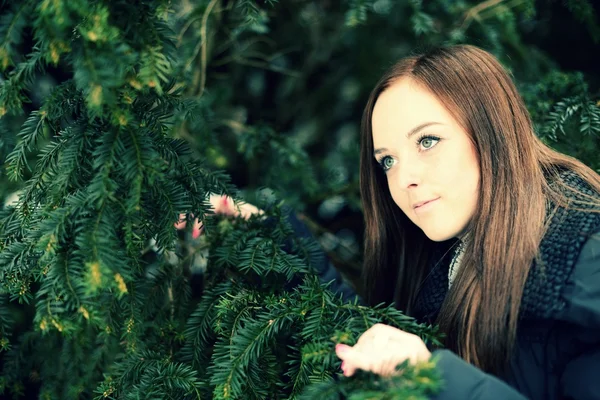 Menina bonita desfrutando da temporada de inverno — Fotografia de Stock