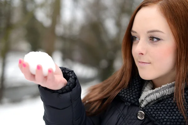 Hermosa chica disfrutando de la temporada de invierno — Foto de Stock