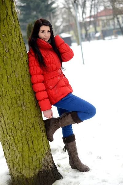 Schöne Mädchen genießen die Wintersaison — Stockfoto