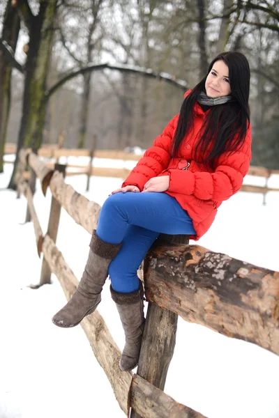 Junge Frau in der Nähe des Zauns — Stockfoto