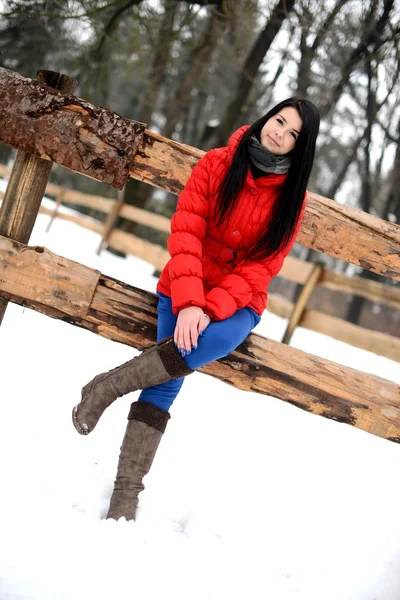 Mladá žena u plotu — Stock fotografie