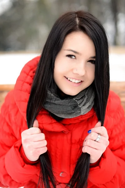 Mooi meisje genieten van het winterseizoen — Stockfoto