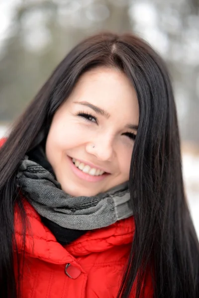 Menina bonita desfrutando da temporada de inverno — Fotografia de Stock