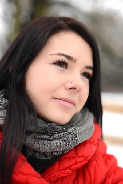 Menina bonita desfrutando da temporada de inverno — Fotografia de Stock