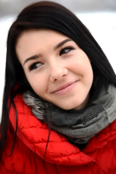 Menina bonita desfrutando da temporada de inverno — Fotografia de Stock