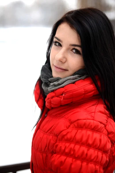 Gyönyörű lány élvezi a téli szezonban — Stock Fotó