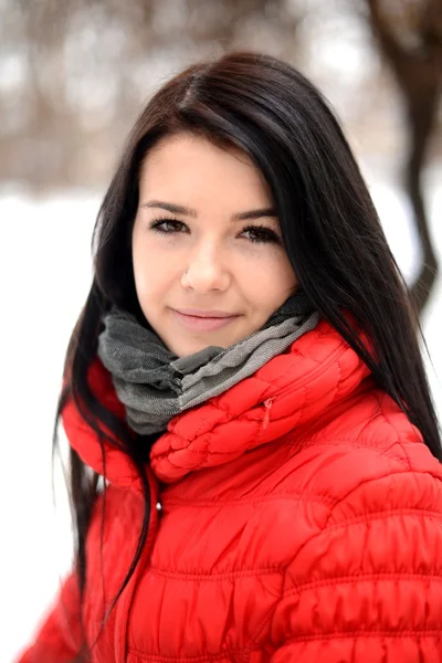 Красивая девушка наслаждается зимним сезоном — стоковое фото