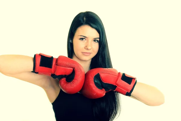 Jovem mulher bonita com luvas de boxe no treino isolado em branco — Fotografia de Stock