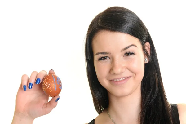Молода жінка з пасхальним яйцем — стокове фото